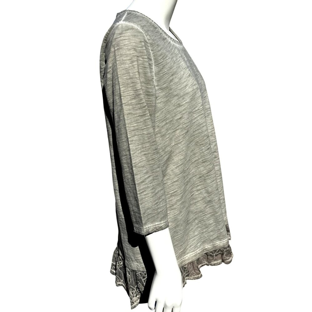 Chicos Olive Green Gray Blouse Top Embroidered Lace Hem Scoop Neck Blouse Size 3 - Picture 4 of 11